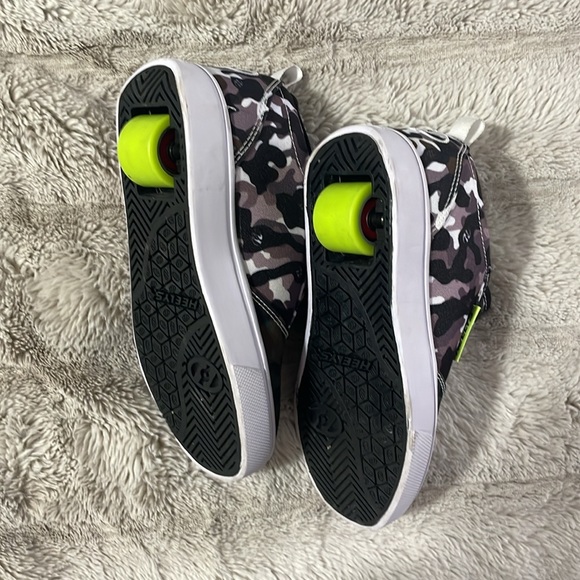New Heelys wheel shoes - Picture 3 of 4